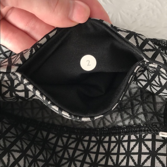 Grey and black design lululemon legging - Picture 5 of 7